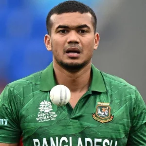 সোরাফ জিডি টাস্কিনের বিরুদ্ধে আঘাত করা থেকে টানছে