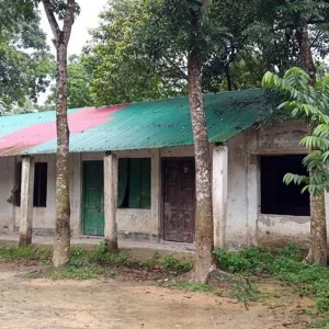 যে জানালায় আলো আসত, সেখানেই এখন ফাঁকা ঘর