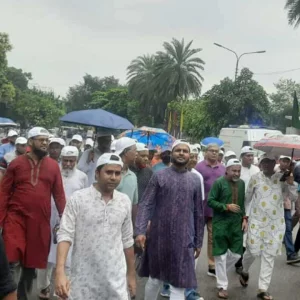 বৃষ্টি উপেক্ষা করে মানিক মিয়া এভিনিউয়ে জনতার ঢল