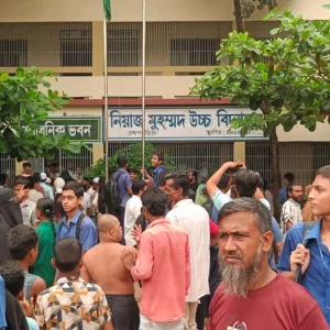 স্কুলের ল্যাবে বিকট শব্দ, আগুন আতঙ্কে হুড়োহুড়িতে আহত ৫০ 