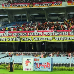 “বাংলাদেশের ভাষা” বেনগ্লাকে আমন্ত্রণ জানাতে পূর্ব বাংলার সমর্থকরা স্টেডিয়ামে প্রতিবাদ করেন
