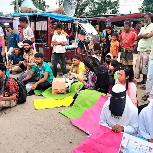 দোষীদের গ্রেপ্তারের দাবিতে সুবিপ্রবি ও টেক্সটাইল শিক্ষার্থীদের সড়ক অবরোধ