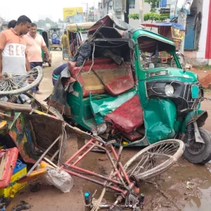 বগুড়ায় নিয়ন্ত্রণহীন বাসের চাপায় আহত ৬