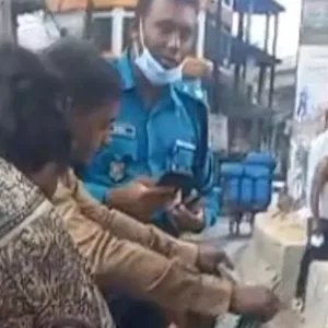 ফুটপাতে সন্তান জন্ম দিলেন মানসিক ভারসাম্যহীন নারী, পাশে দাঁড়াল পুলিশ