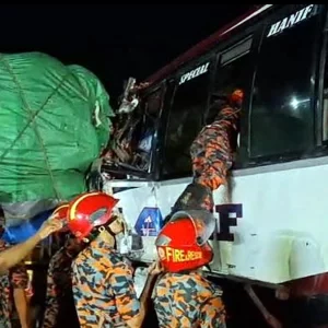 দাঁড়িয়ে থাকা ট্রাকের পেছনে যাত্রীবাহী বাসের ধাক্কা নিহত ১, আহত ৭