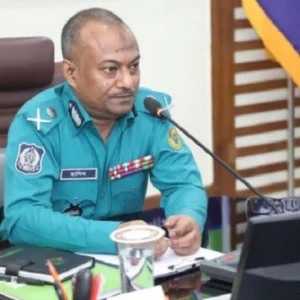 চট্টগ্রামে টহল পুলিশের সামনে অস্ত্র বের করলেই গুলি করার নির্দেশ কমিশনারের