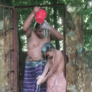 স্ত্রীকে তালাকের পর সন্তানকে নিয়ে দুধ দিয়ে গোসল স্বামীর