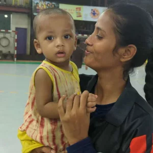 ১১ মাসের সন্তান নিয়ে স্টেডিয়ামে তানজিমা