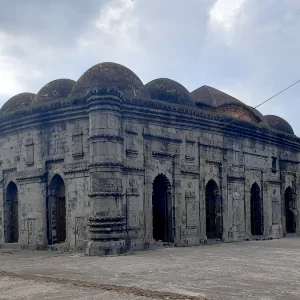 ঐতিহ্যের সাক্ষী ৫০০ বছরের পুরাতন সোনামসজিদ