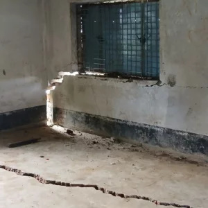 নদীগর্ভে তলিয়ে যাচ্ছে স্কুলভবন, আতঙ্কে শিক্ষার্থীরা 