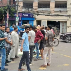 বিএনপির ফজলুর রহমানকে গ্রেপ্তারের দাবিতে বাসার সামনে অবস্থান