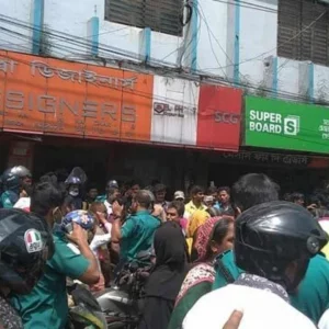 বকেয়া বেতনের দাবিতে পোশাকশ্রমিকদের সড়ক অবরোধ, বনানীতে তীব্র যানজট