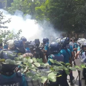 প্রকৌশল শিক্ষার্থীদের সঙ্গে পুলিশের ধস্তাধস্তি, সাউন্ড গ্রেনেড নিক্ষেপ
