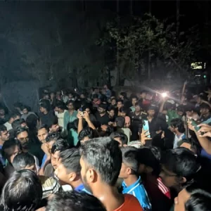 মধ্যরাতে উত্তপ্ত চবি: শিক্ষার্থী ও স্থানীয়দের মধ্যে সংঘর্ষ, আহত কমপক্ষে ৩০