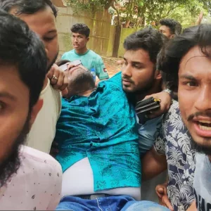 চবি এলাকায় ফের শিক্ষার্থী ও স্থানীয়দের মধ্যে সংঘর্ষ, প্রক্টরসহ আহত ১৫