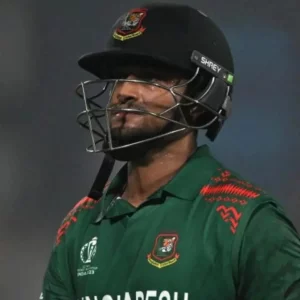 হেলমেটের ফিতা কামড়ে সাকিবের ঝড়