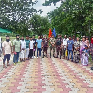 শিশুসহ ১২ বাংলাদেশিকে ফেরত দিলো বিএসএফ