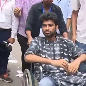 ডাকসু নির্বাচন: হুইল চেয়ারে বসে ভোট কেন্দ্রে মেঘমল্লার বসু