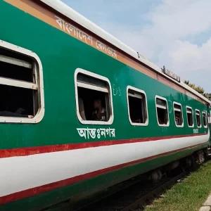 চলন্ত ট্রেন থেকে বিকট শব্দে বিচ্ছিন্ন ৩ বগি