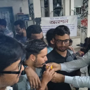 প্রশাসনের আশ্বাসে ৩১ ঘণ্টা পর অনশন ভাঙলেন জবির শিক্ষার্থীরা