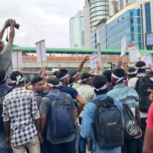কারওয়ান বাজারে মালয়েশিয়া গমনেচ্ছুদের সড়ক অবরোধ করে বিক্ষোভ