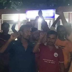 ঠাকুরগাঁওয়ে চাঁদা না দেওয়ায় অটোরিকশা চালককে মারধর, মধ্যরাতে থানার সামনে বিক্ষোভ