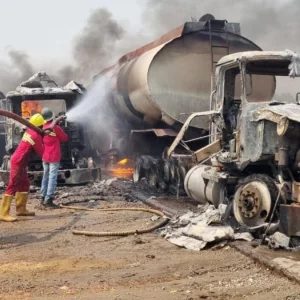 নাইজেরিয়ায় জ্বালানি ট্যাঙ্কার বিস্ফোরণে কমপক্ষে ৩৮ জনের মৃত্যু