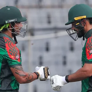 এক দশক পর মিরপুরে ওয়ানডেতে ১০০ রানের ওপেনিং জুটি