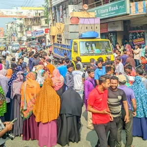 রংপুরে ফারইস্ট ইসলামী লাইফ ইন্স্যুরেন্সের গ্রাহকদের বিক্ষোভ, সড়ক অবরোধ