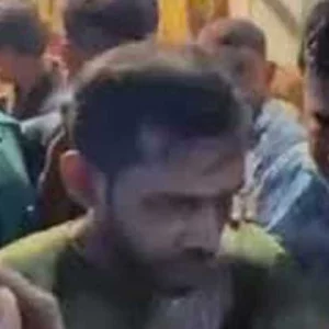 জেনেভা ক্যাম্পে গ্রেপ্তার বাবাকে দেখে কাঁদতে থাকা শিশুকে চড়