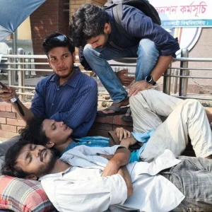 শিক্ষক নিয়োগে দুর্নীতির অভিযোগ তুলে রাবির ২ শিক্ষার্থীর আমরণ অনশন