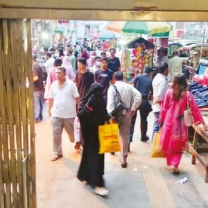 মেট্রোতে আরামদায়ক যাত্রা নিচে ফুটপাতে ভোগান্তি