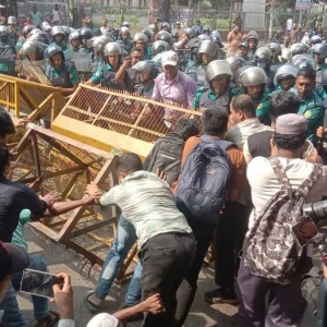 শাহবাগে পুলিশের বাধার মুখে প্রতিবন্ধী গ্র্যাজুয়েটদের যমুনা পদযাত্রা