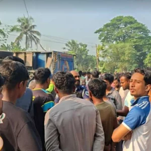 পাবনায় বাঁশবোঝাই ট্রাকের ধাক্কায় উল্টে গেল ভ্যান, ৩ শিক্ষার্থী নিহত