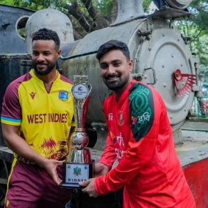 ঐতিহাসিক রেল ভবনের সামনে টি-টোয়েন্টি সিরিজের ট্রফি উন্মোচন