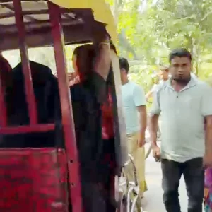 স্বর্ণের চেইন ছিনতাইচেষ্টাকালে ৫ নারীকে পুলিশে দিল জনতা