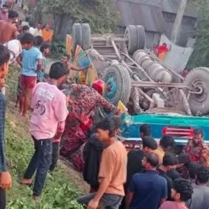 ট্রাকের ধাক্কায় বাস খাদে পড়ে যাত্রী নিহত, আহত ২০