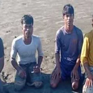 নাফনদী থেকে নৌকাসহ ৪ জেলেকে ধরে নিয়ে গেছে আরাকান আর্মি