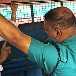 প্রিজন ভ্যানে পুলিশ সদস্যের সঙ্গে বাগবিতণ্ডায় জড়ান ইনু