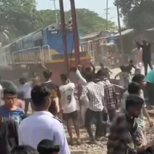 ভৈরবকে জেলা ঘোষণার দাবিতে রেলপথ অবরোধ, যাত্রীবাহী ট্রেনে পাথর নিক্ষেপ