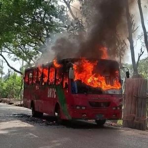বরিশালে বিআরটিসির চলন্ত বাসে আগুন
