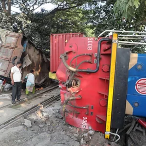 লরির ধাক্কায় লাইন থেকে উল্টে পড়লো ট্রেন, চাপা পড়ে নিহত ১