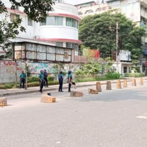 ধানমন্ডি আইডিয়াল কলেজের শিক্ষার্থীদের সঙ্গে পুলিশের সংঘর্ষ, ইটপাটকেল নিক্ষেপ
