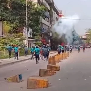 ধানমন্ডিতে আইডিয়াল কলেজ শিক্ষার্থীদের সঙ্গে পুলিশের সংঘর্ষ