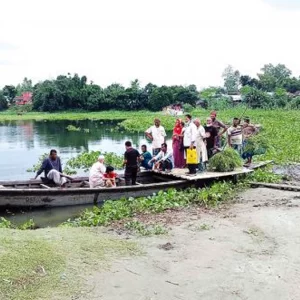 একটি সেতুর অভাবে ৩০ হাজার মানুষের চরম দুর্ভোগে
