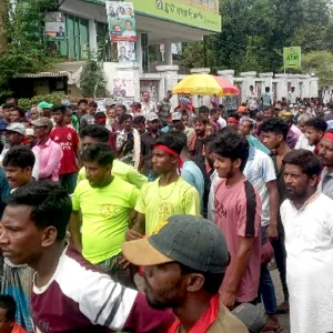 নিষেধাজ্ঞা প্রত্যাহারের দাবিতে সিলেটে ব্যাটারিচালিত অটোরিকশাচালকদের সড়ক অবরোধ