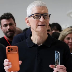 আইফোন ১৭ বিক্রিতে রেকর্ড, ৪ ট্রিলিয়ন ডলারের ক্লাবে অ্যাপল