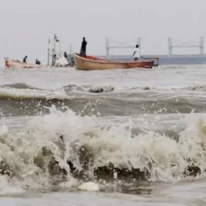 নামলো সতর্ক সংকেত, বৃষ্টি ঝড়িয়ে দুর্বল হতে পারে ‘মোন্থা’