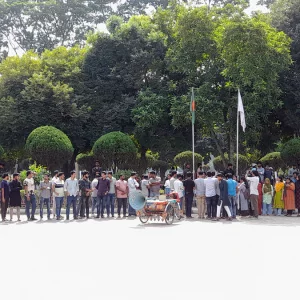 ইবি শিক্ষকের বহিস্কারসহ পাঁচ দাবি আন্দোলনকারীদের