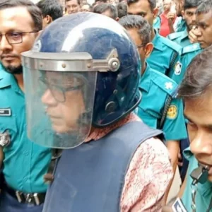 ‘বেয়াদব কোথাকার! আমার ডায়াবেটিস—একটা চকলেট দিয়েছে তার জন্য বাধা প্রদান করতে হবে?’